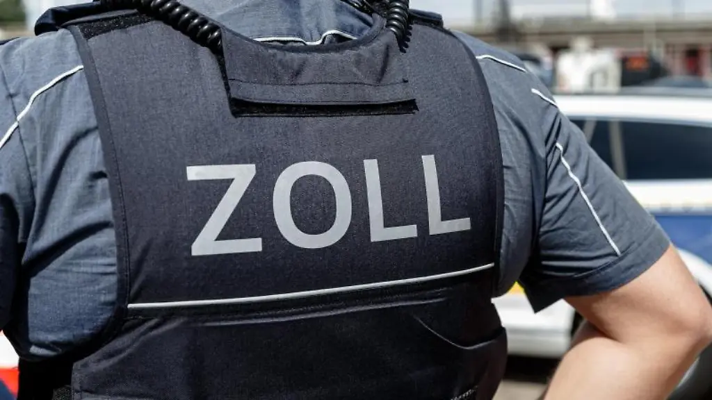 Ein-Beamter-traegt-Weste-mit-der-Rueckenaufschrift-Zoll