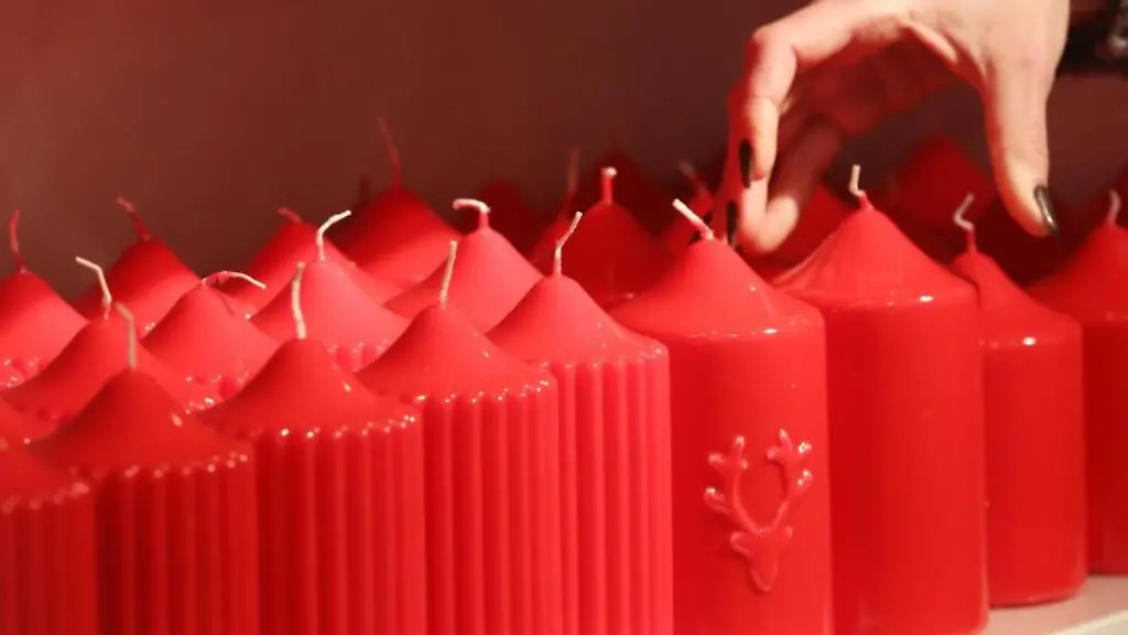 Weihnachtskerzen-sortiert-eine-Mitarbeiterin-beim-Hersteller-Engels-Kerzen