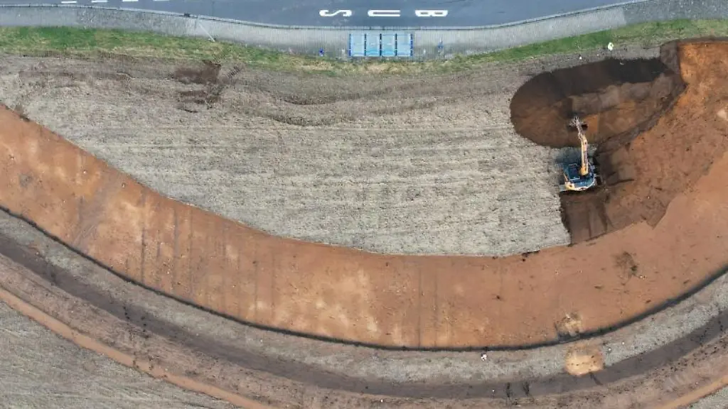 Ein-Bagger-arbeitet-auf-einer-archaeologischen-Grabungsstaette