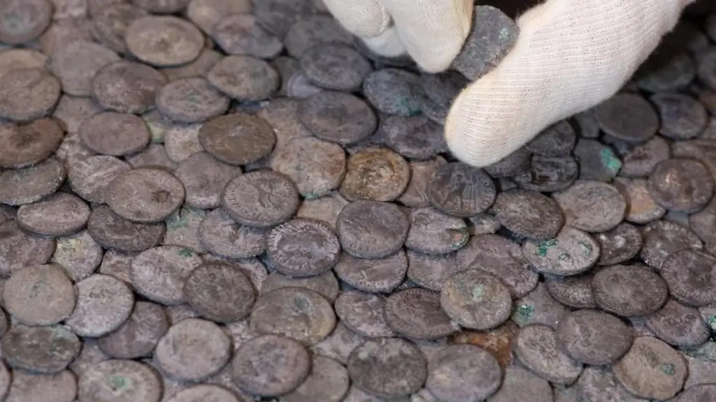 Roemische-Silbermuenzen-die-dem-1-und-2-Jahrhundert-nach-Christus-zugeordnet-werden