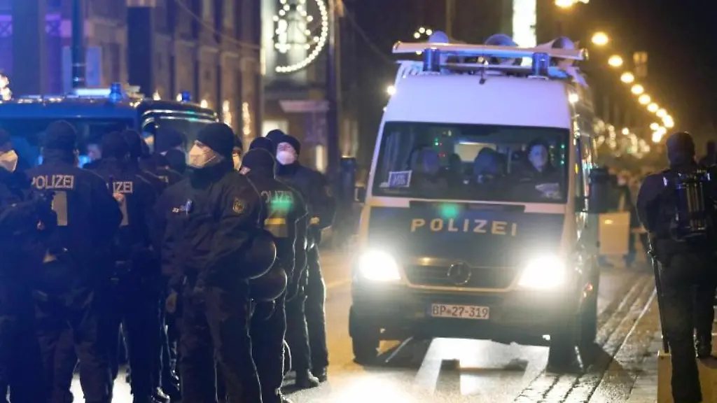Polizisten-im-Einsatz-bei-einer-Demonstration-gegen-Corona-Massnahmen