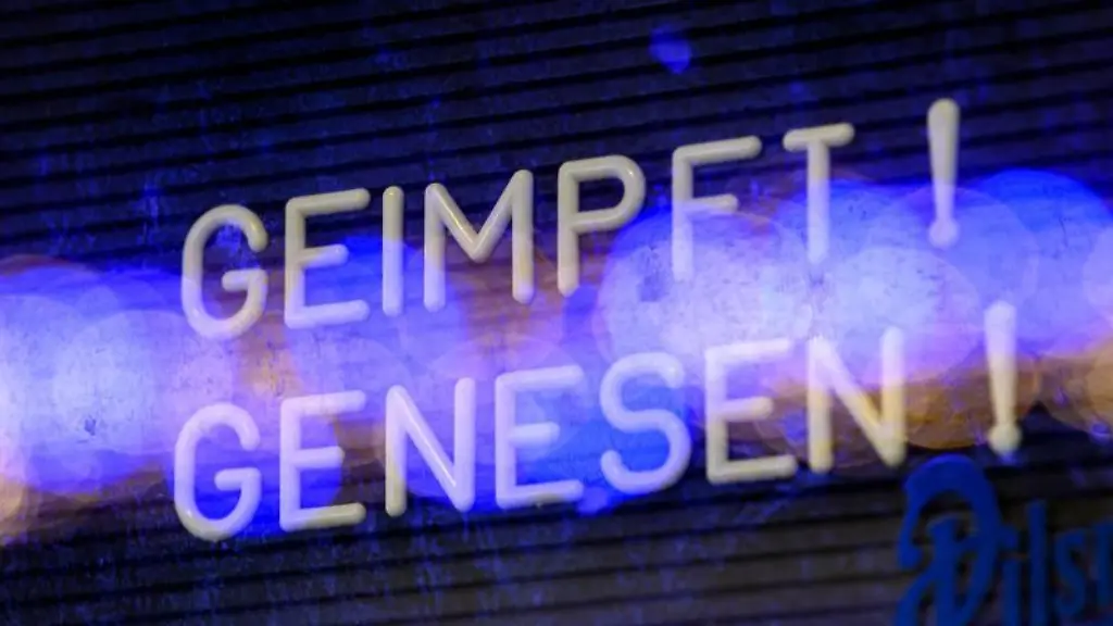 Ein-Schild-an-einer-Bar-weist-auf-die-2G-Regel-hin