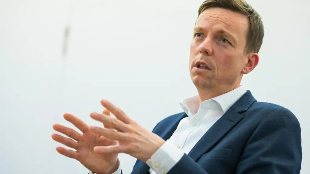 Tobias-Hans-bei-einem-dpa-Interview-in-seinem-Buero