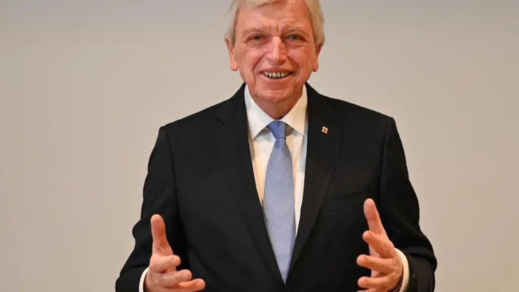 Volker-Bouffier-nimmt-im-hessischen-Landtag-an-einem-Portraettermin-teil