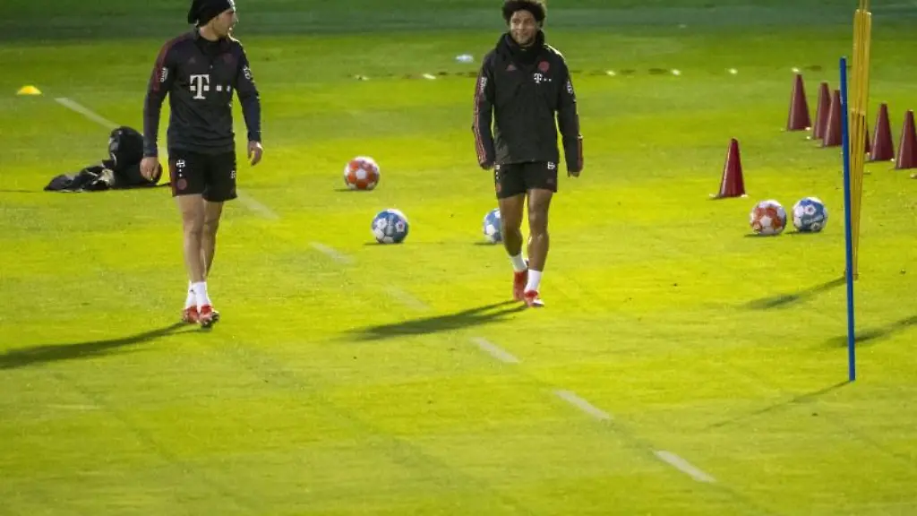 Leon-Goretzka-l-und-Serge-Gnabry-trainieren-zum-Trainingsstart-im-neuen-Jahr