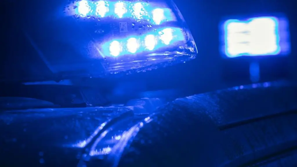 Blaulicht-auf-einem-Polizeifahrzeug