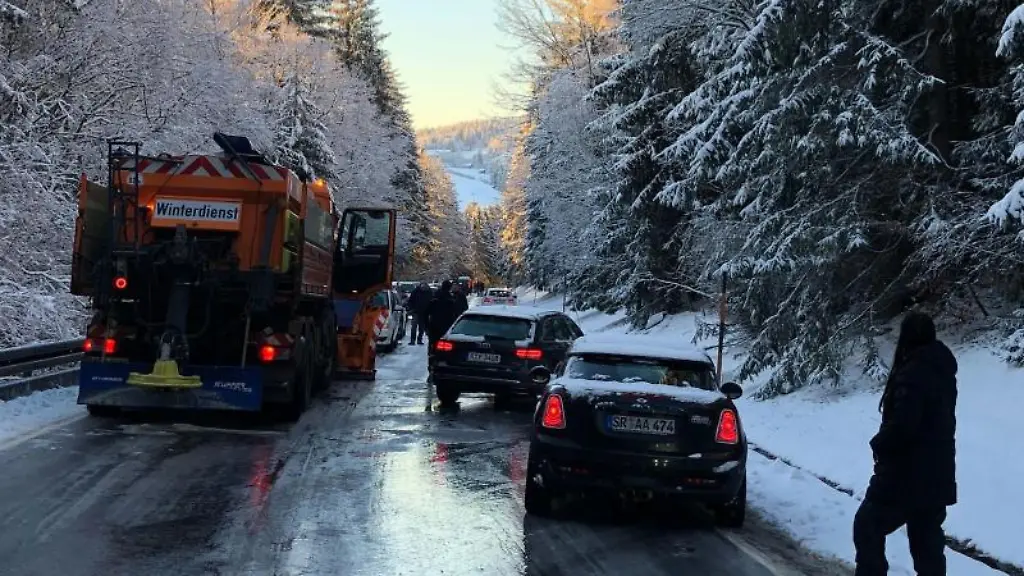 Autofahrer-haben-mit-Schnee-und-Glaette-zu-kaempfen
