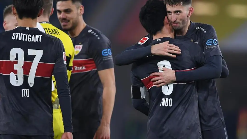 Atakan-Karazor-r-Sasa-Kalajdzic-umarmen-sich-nach-einem-Spiel