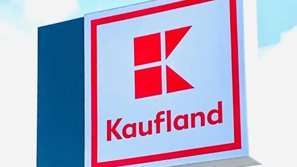 Ein-Schild-des-Marktes-Kaufland-ist-vor-einem-Wolkenhimmel-zu-sehen