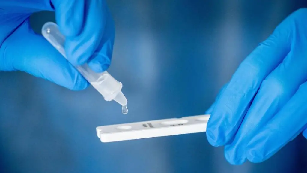 Medizinisch-geschultes-Personal-fuehrt-einen-Corona-Schnelltest-durch