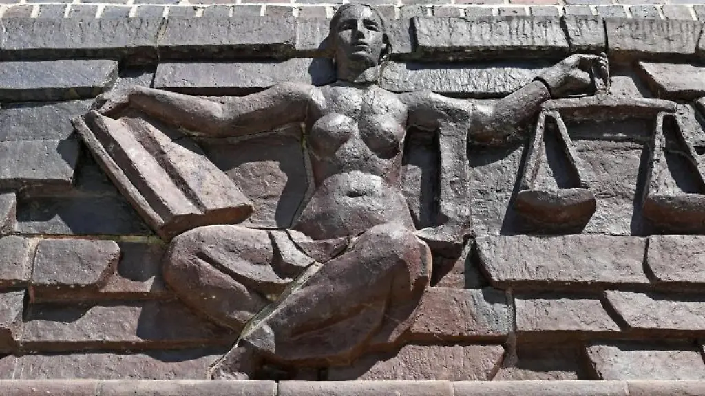 Blick-auf-die-Justitia-ueber-dem-Eingang-eines-Landgerichts