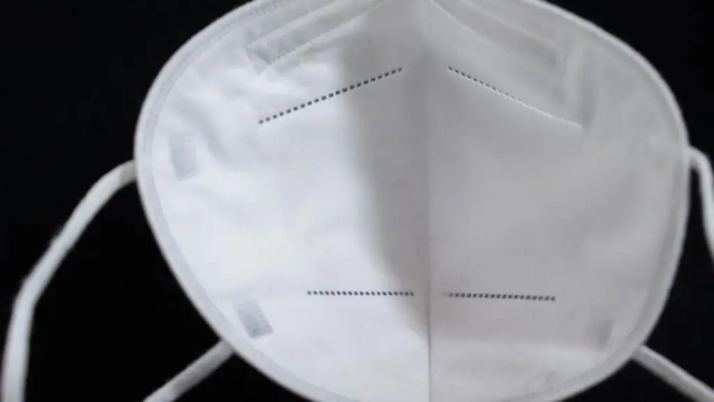 Eine-FFP2-Maske-liegt-auf-einem-Tisch