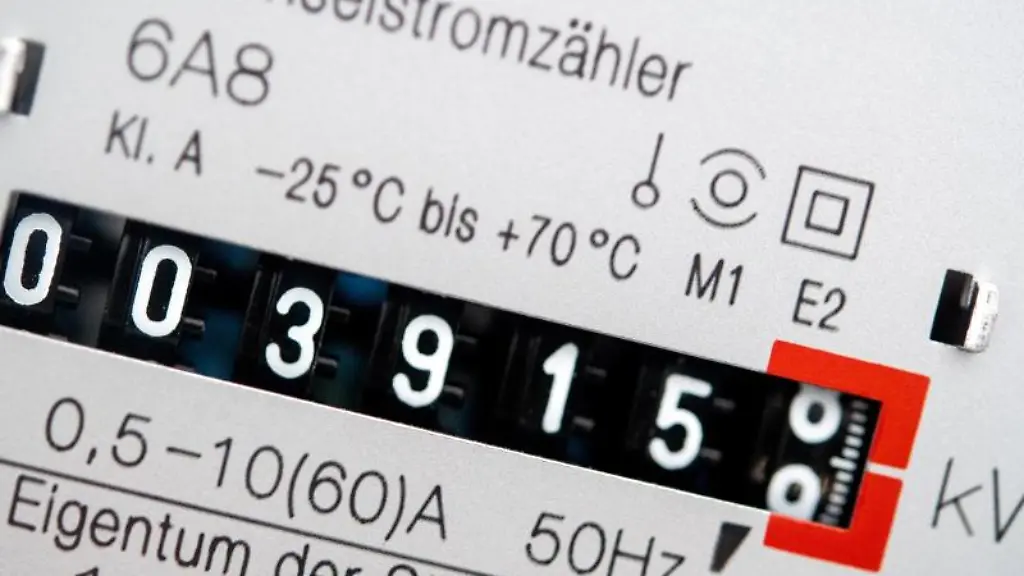 Ein-Wechselstromzaehler-zeigt-den-aktuellen-Zaehlerstand-in-Kilowattstunden-in-einem-Haushalt-an