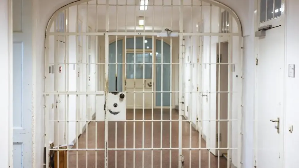 Eine-geschlossene-Pforte-in-einer-Justizvollzugsanstalt