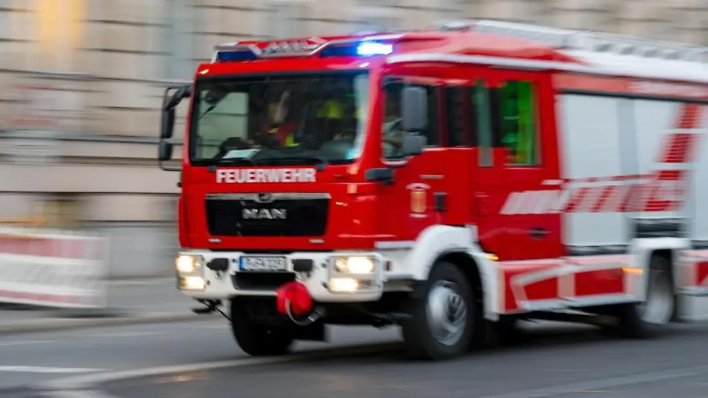 Ein-Feuerwehrfahrzeug-ist-mit-Blaulicht-auf-Einsatzfahrt