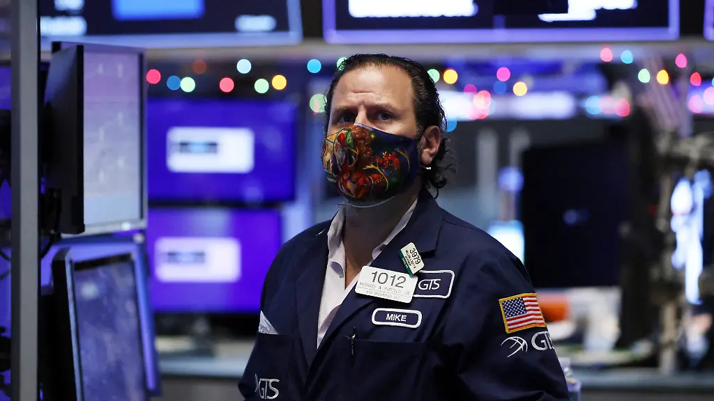 2022-01-05T165133Z-1174939604-RC2QNR931HXH-RTRMADP-3-USA-FUNDS-TECH-STOCKS