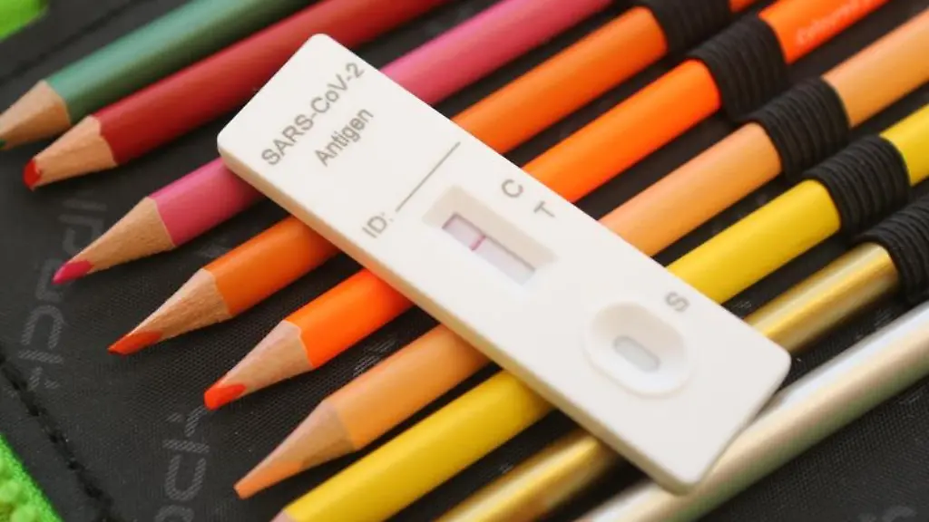 Ein-Kit-fuer-einen-Corona-Schnelltest-liegt-auf-dem-Federmaeppchen-eines-Schuelers