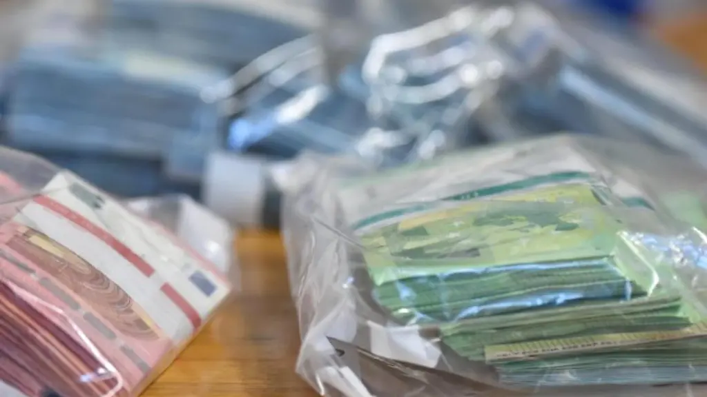 Sichergestelltes-Bargeld-liegt-bei-der-Polizei-auf-einem-Tisch