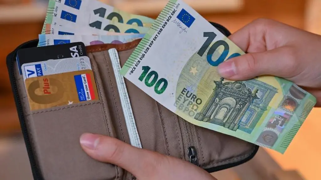 Viele-Eurobanknoten-stecken-in-einer-Geldboerse