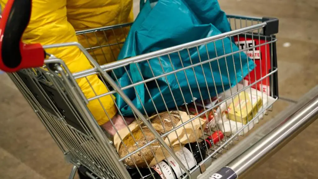 Ein-Mann-packt-seine-gekauften-Lebensmittel-in-seine-Tuete