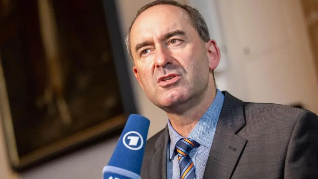 Hubert-Aiwanger-Landesvorsitzender-der-Freien-Waehler-in-Bayern-gibt-ein-Interview