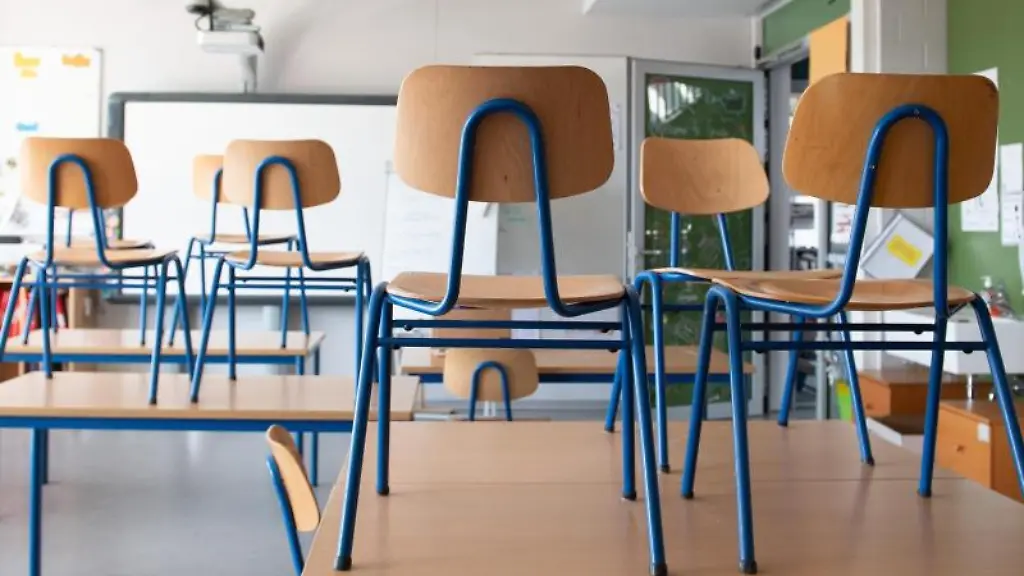 Stuehle-stehen-in-einem-Klassenzimmer-auf-den-Tischen