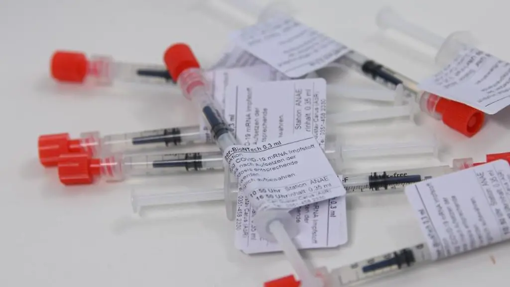 Spritzen-mit-einem-Impfstoff-gegen-das-Coronavirus-liegen-in-einer-Klinik-auf-dem-Tisch