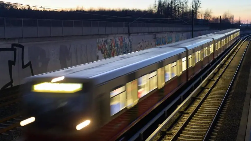 Eine-S-Bahn-faehrt-in-der-Abenddaemmerung-Richtung-Flughafen