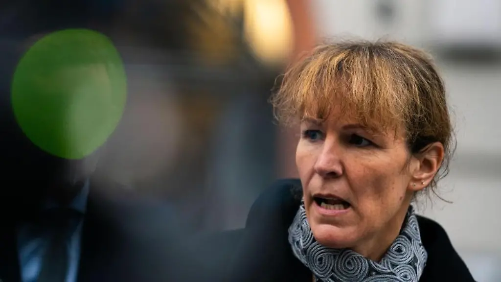 Die-Hofer-Oberbuergermeisterin-Eva-Doehla-SPD-spricht-zu-Journalisten