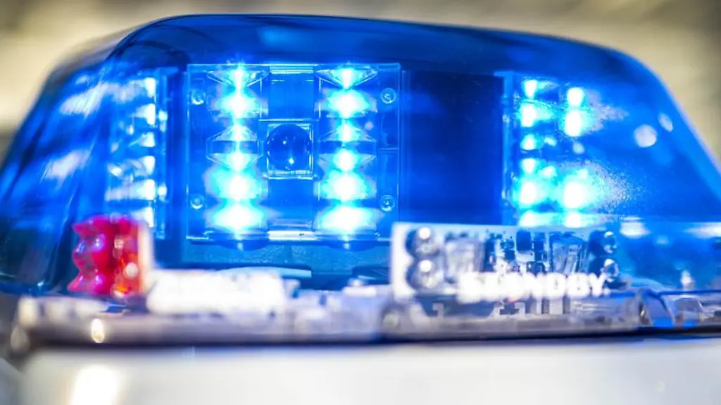 Ein-Blaulicht-leuchtet-auf-dem-Dach-eines-Polizeiwagens