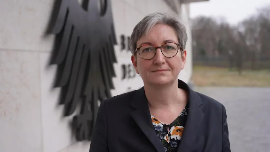 Klara-Geywitz-SPD-Bundesbauministerin-steht-am-Eingang-des-Bundesinnenministeriums