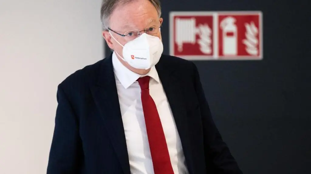 Stephan-Weil-SPD-Ministerpraesident-von-Niedersachsen-geht-durch-den-Landtag-in-Hannover