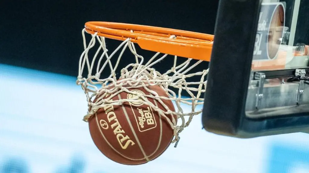 Ein-Basketball-landet-im-Korb