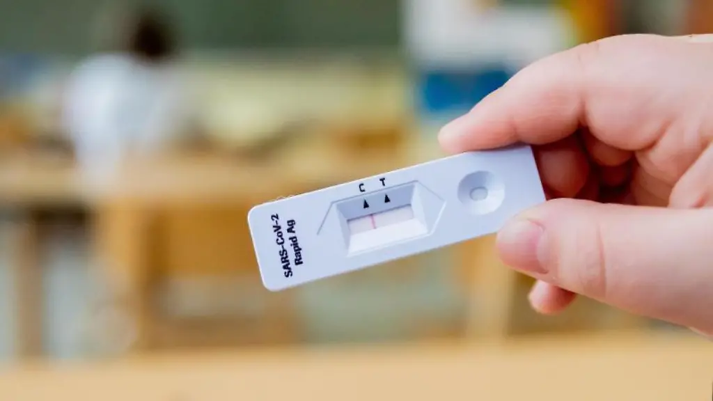 Ein-Schueler-haelt-einen-negativen-Corona-Schnelltest-in-der-Hand