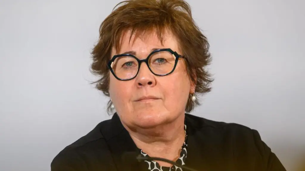 Petra-Grimm-Benne-SPD-Ministerin-fuer-Arbeit-Soziales-und-Integration-des-Landes-Sachsen-Anhalt-wartet-in-der-Staatskanzlei-auf-den-Beginn-einer-Pressekonferenz