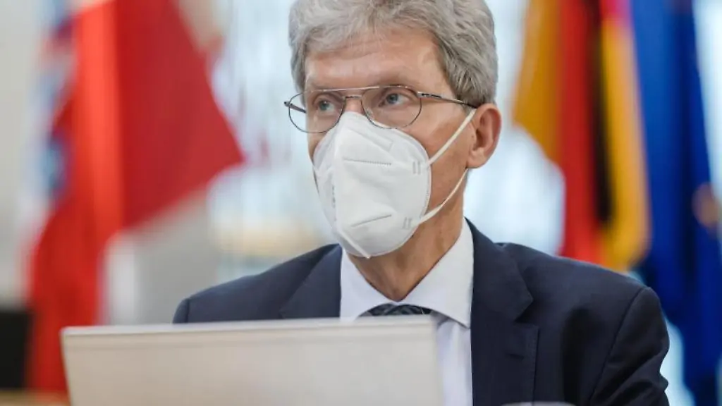 Helmut-Holter-Linke-Thueringer-Minister-fuer-Bildung-Jugend-und-Sport-sitzt-im-Thueringer-Landtag