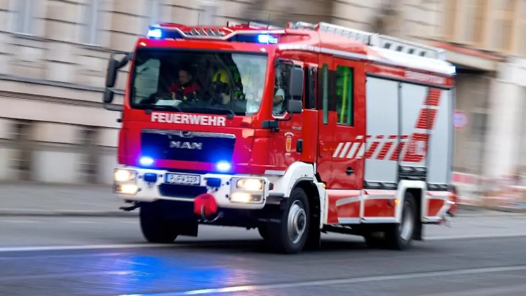 Ein-Feuerwehrfahrzeug-ist-mit-Blaulicht-auf-Einsatzfahrt