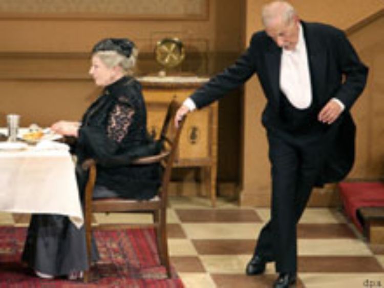 In Deutschland wird der Sketch vielfach im Theater aufgeführt. (im Bild: Margit Sponheimer als Fräulein Sophie und Wolfgang Flamme als Butler James im Volkstheater in Frankfurt am Main)