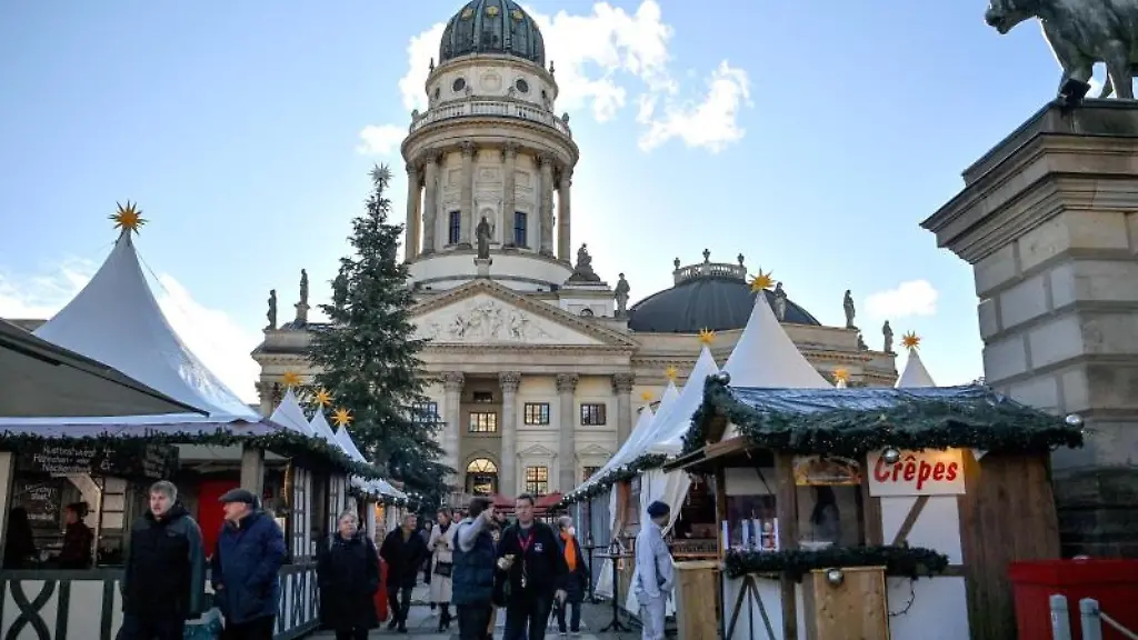 Besucherinnen-und-Besucher-gehen-ueber-den-Weihnachtsmarkt