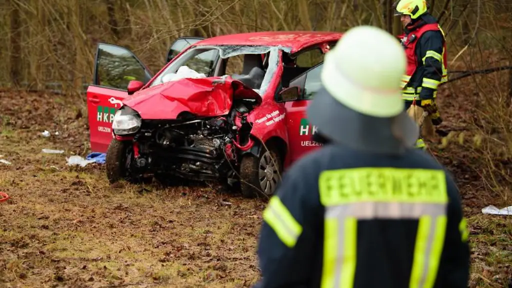 Ein-verunfalltes-Fahrzeug-steht-neben-der-Fahrbahn-der-Bundesstrasse-71