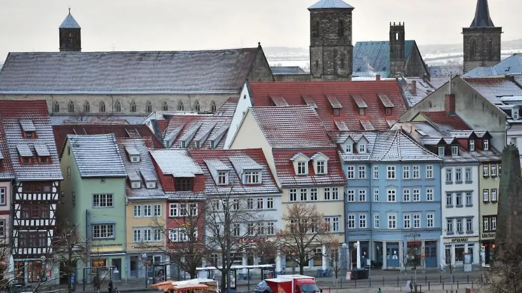 Ein-wenig-Schnee-liegt-am-Morgen-auf-den-Daechern-der-Haeuser-am-Domplatz