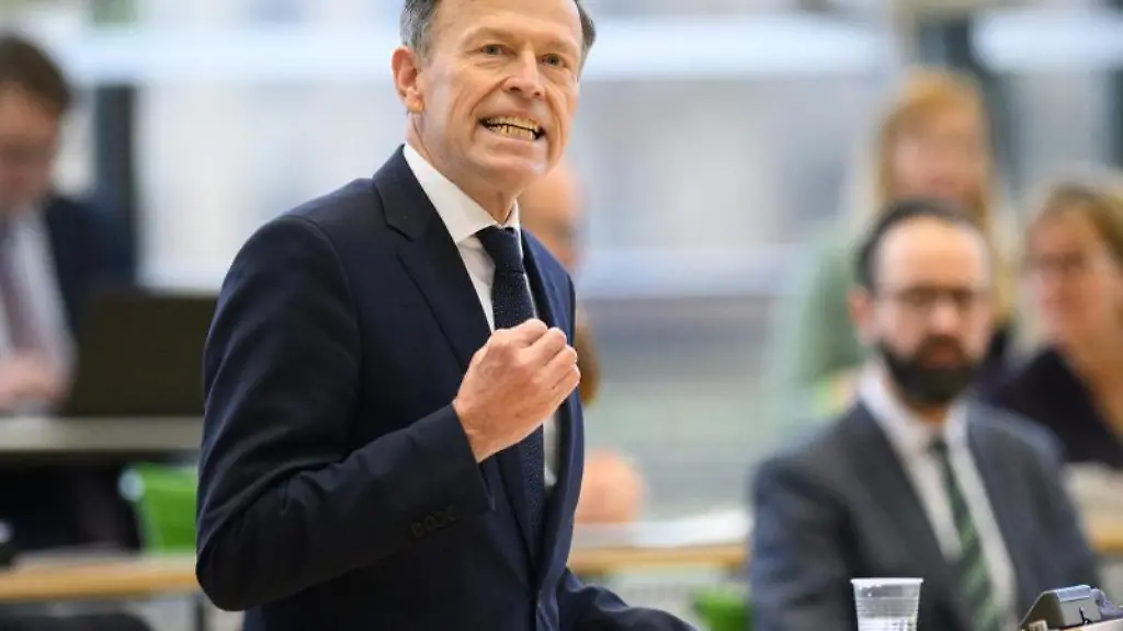 Matthias-Roessler-Landtagspraesident-in-Sachsen-spricht-waehrend-einer-Sitzung-des-Saechsischen-Landtags