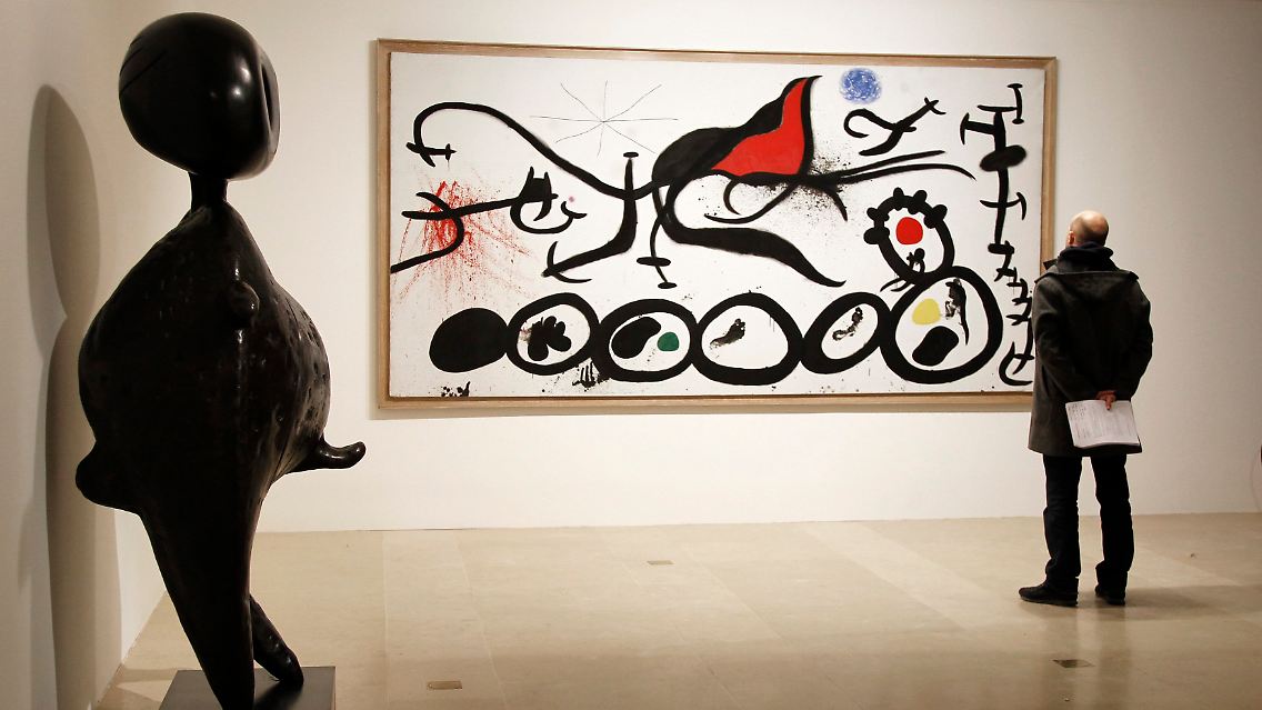Die Bronzestatue "Personnage" und das Ölgemälde "La Marche Penible guide par l'Oiseau Flamboyant du Desert" von Joan Miro im Musee Maillol in Paris.