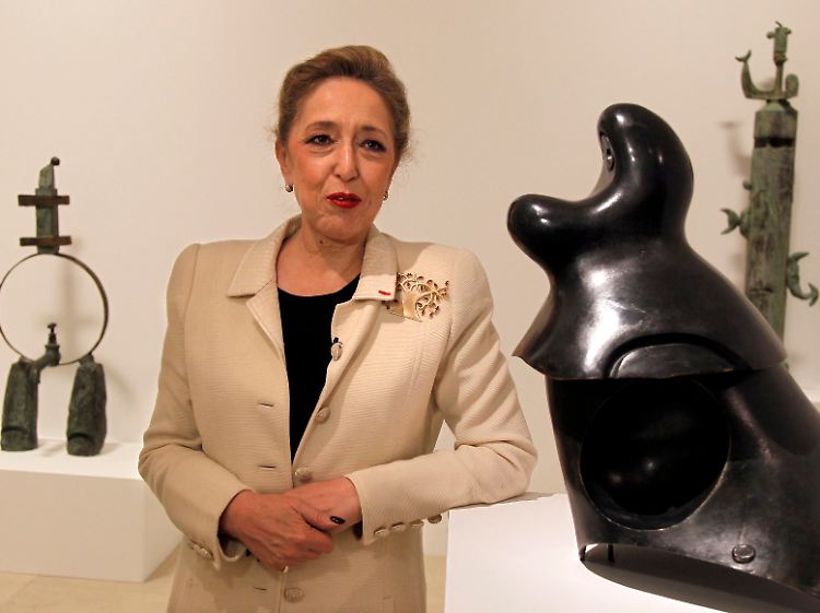 Isabelle Maeght, Kuratorin und Enkelin des Kunstsammlers Aime Maeght, im Musee Maillol. 101 Skulpturen, 22 Keramikarbeiten, 19 Grafiken und ein Gemälde werden dort vom 16. März bis 31. Juli 2011 gezeigt.