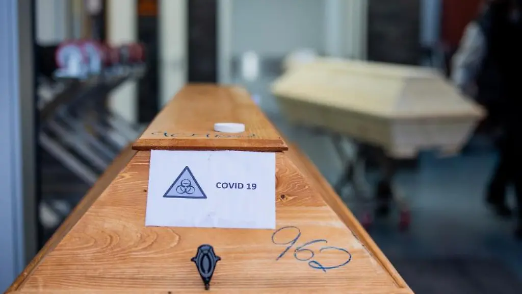 Ein-Sarg-mit-einem-Verstorbenen-mit-der-Aufschrift-Covid-19-wird-in-ein-Krematorium-eingeliefert