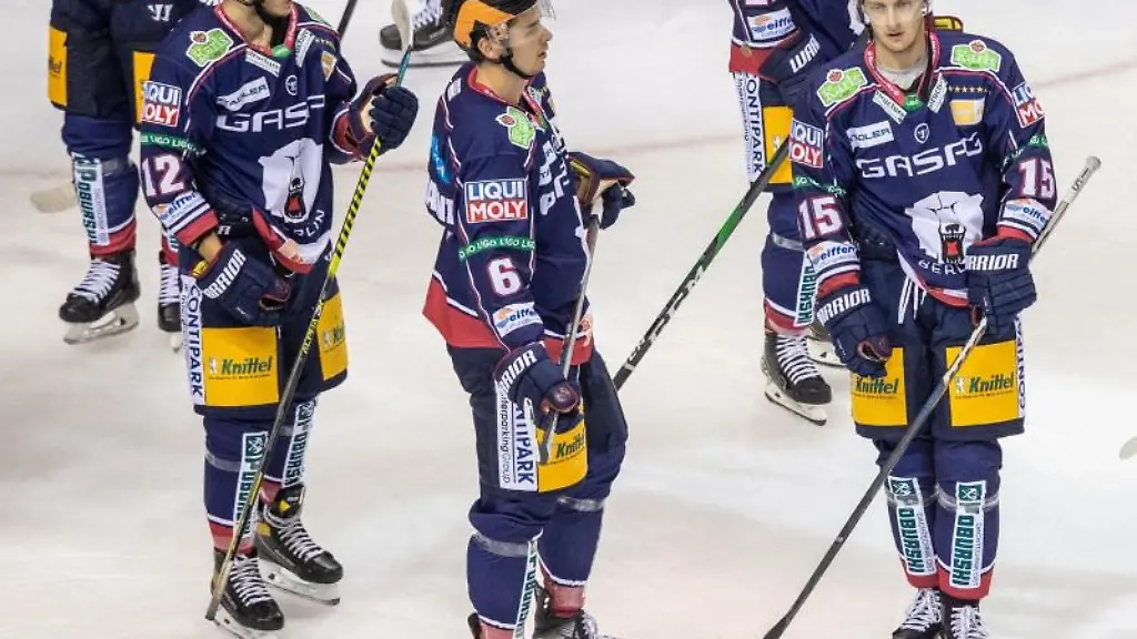 Eric-Mik-steht-mit-seinen-Mannschaftskollegen-auf-dem-Eis
