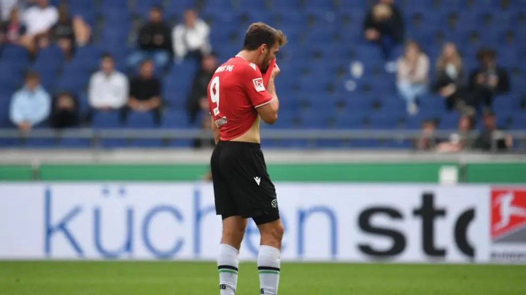 Hendrik-Weydandt-steht-auf-dem-Platz