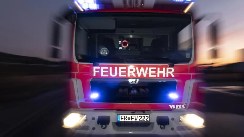 Ein-Feuerwehrfahrzeug-steht-mit-eingeschaltetem-Blaulicht-auf-einer-Strasse