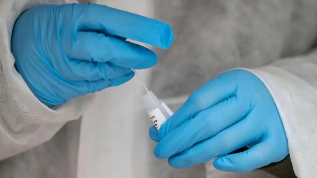 Eine-Medizinische-Mitarbeiterin-fuehrt-einen-Corona-Schnelltest-durch