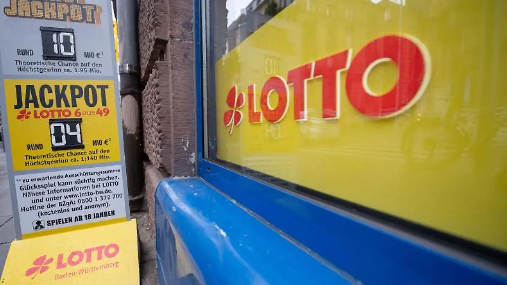 Ein-Aufsteller-mit-Hinweisen-auf-Jackpots-steht-vor-einer-Annahmestelle